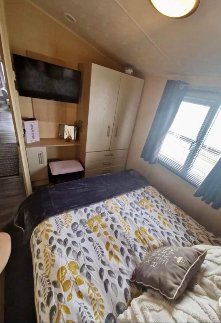 Buttercup Meadow 54 Golden Anchor Park, Modern 3 Bedroom Caravan, Dog Friendly, Free Wifi
